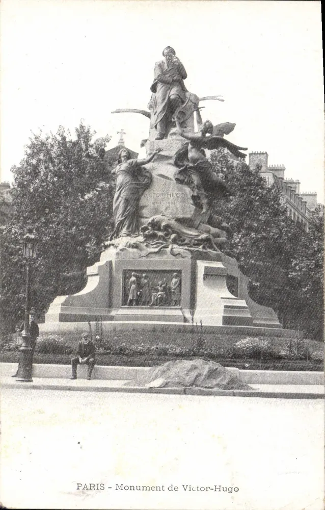 PARIS - Pomnik Victora Hugo — wydawca nieznany, numer serii nie widoczny - Awers