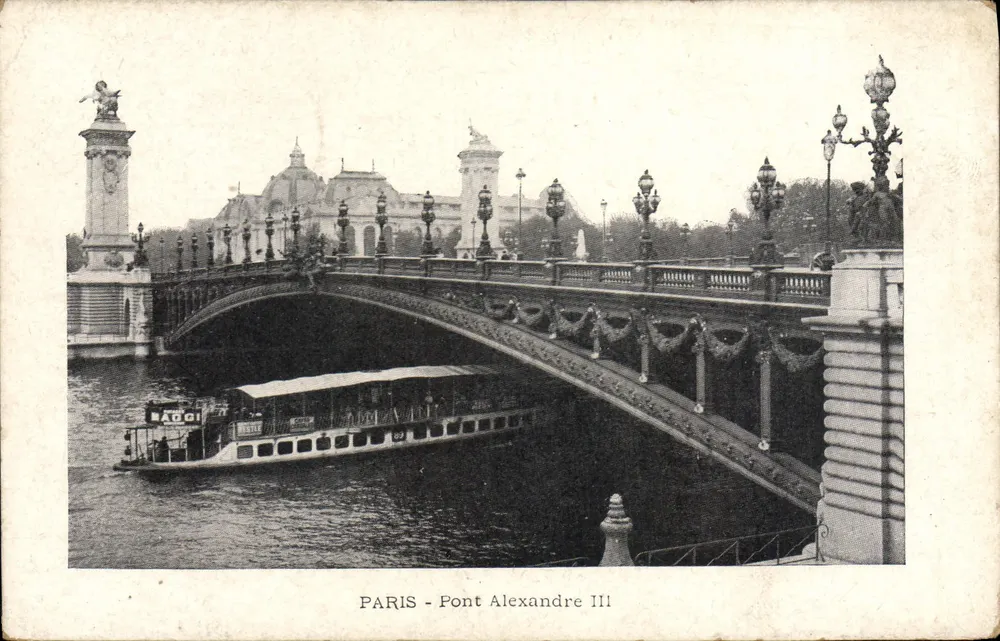 Paris - Pont Alexandre III — vista do ponte com barco no rio Sena — editor não identificado - Frente