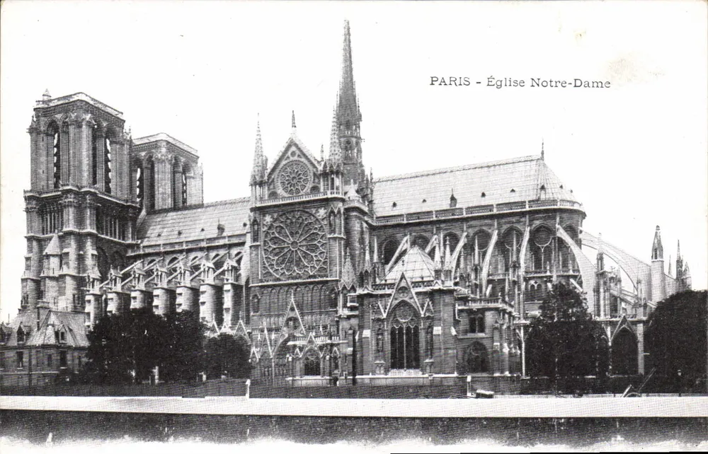 PARIS - Igreja de Nossa Senhora — vista da fachada gótica com rose e flecha - Frente