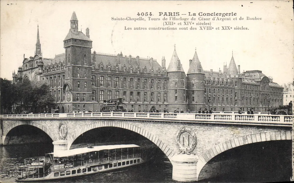 Parigi — La Conciergerie — Santa-Chapelle, Torri dell'Orologio di Cesare d'Argent e di Boubee (XIII e XIV secolo). Le altre costruzioni sono del XVIII e XIX secolo. - Recto