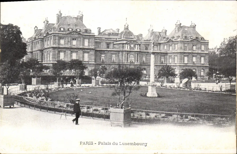 PARIS - Palácio do Luxemburgo — vista do jardim com coluna e passeio - Frente
