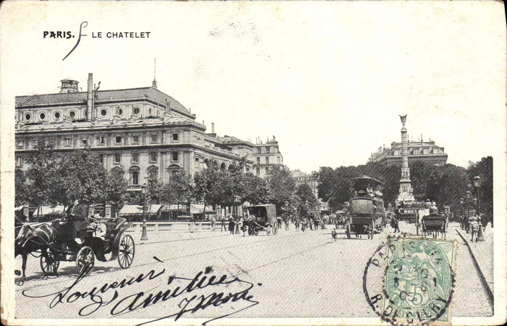 Paris. Le Châtelet — vista da praça com monumento e carros — editor não visível - Frente