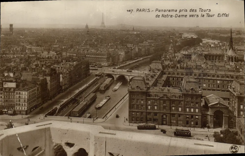 PARIS - Panorama pris des Tours de Notre-Dame vers la Tour Eiffel — RC 390 - Recto