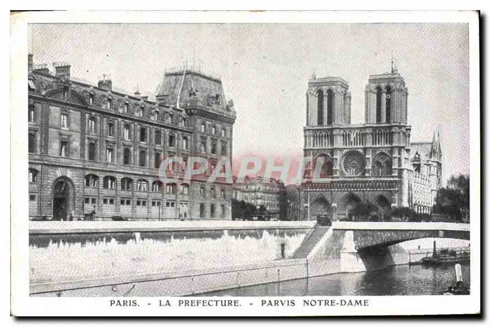 Paris - A Prefeitura - Pátio da Catedral de Notre-Dame - Frente
