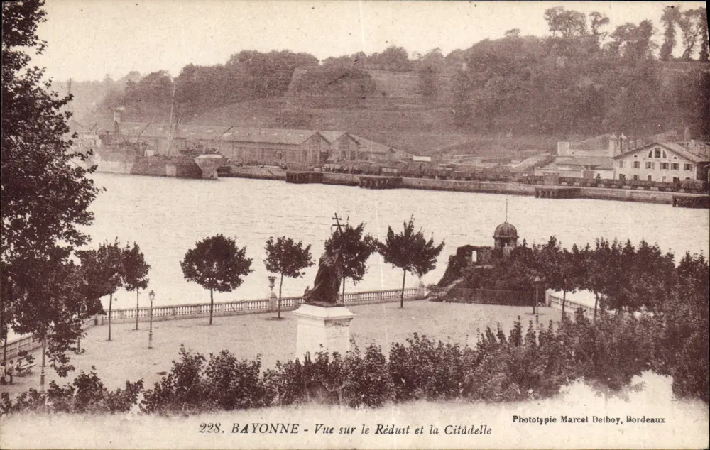 Bayonne - Vue sur le Réduit et la Citadelle — Phototypie Marcel Delboy, Bordeaux, n°228 - Recto