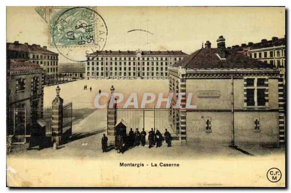 Montargis - La Caserne — vue de l'entrée principale avec la caserne en arrière-plan, éditeur C.F.M. - Recto