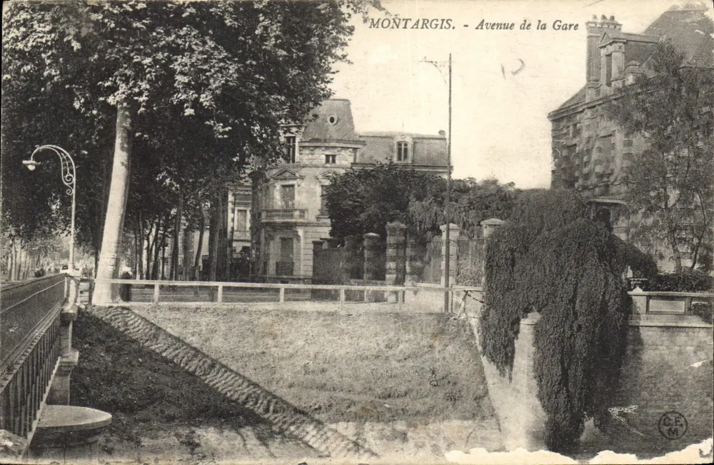 Montargis - Avenue de la Gare — vista di un edificio e di un ponte, editore G.E.M. - Recto