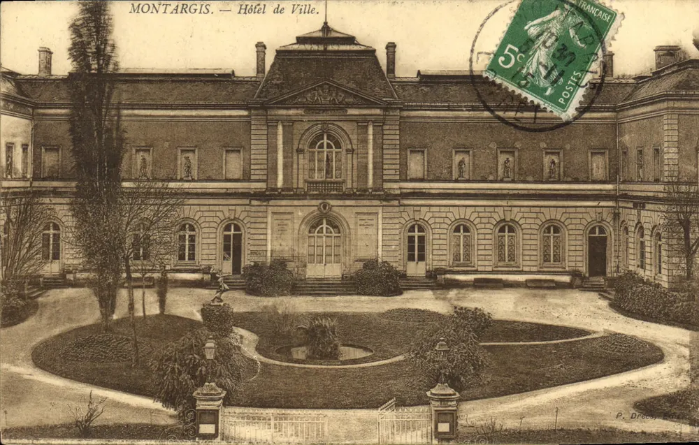 Montargis — Hôtel de Ville — P. Drees, editor - Anverso