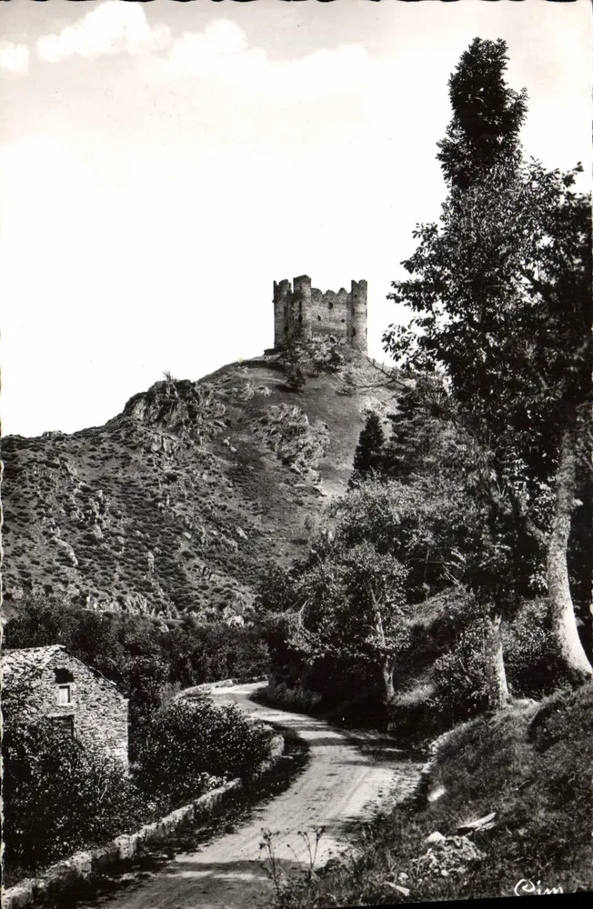 Schloss Alleuze — Umgebung von Chaudes-Aigues (Cantal) — Fotograf Macon - Vorderseite