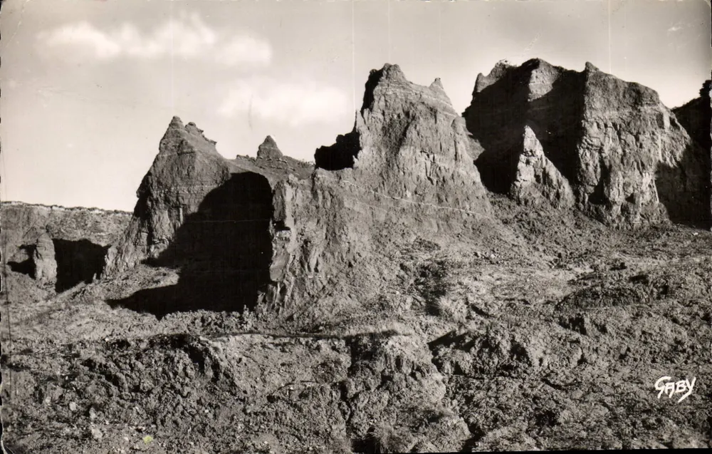 Die schwarzen Kühe — felsiges Landschaftsbild mit natürlicher Brücke — Éditions Caby - Vorderseite
