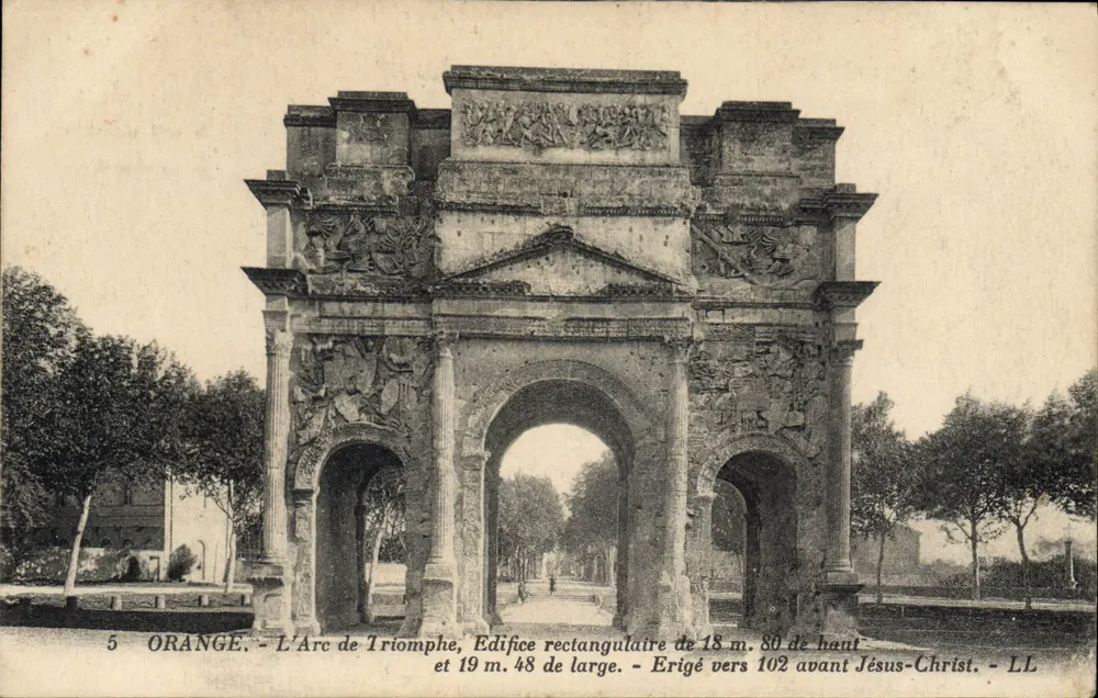 Orange - Der Triumphbogen — rechteckiges Gebäude 18 m. 80 hoch und 19 m. 48 breit, errichtet um 102 v. Chr. — LL - Vorderseite