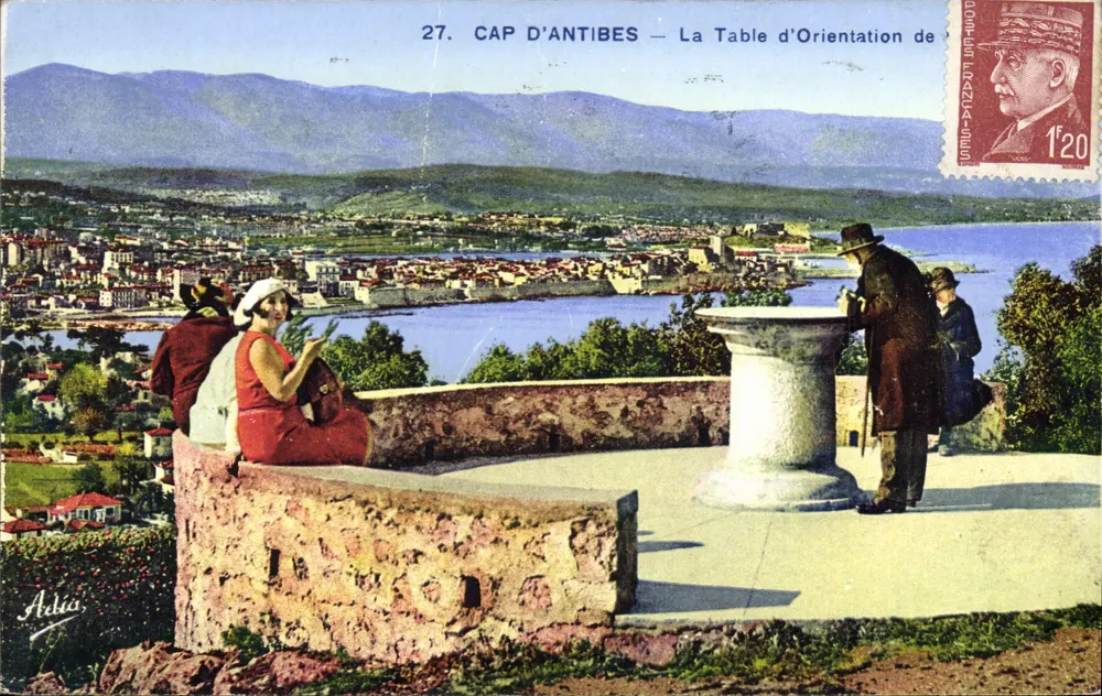 CAP D'ANTIBES — A Mesa de Orientação de - Frente