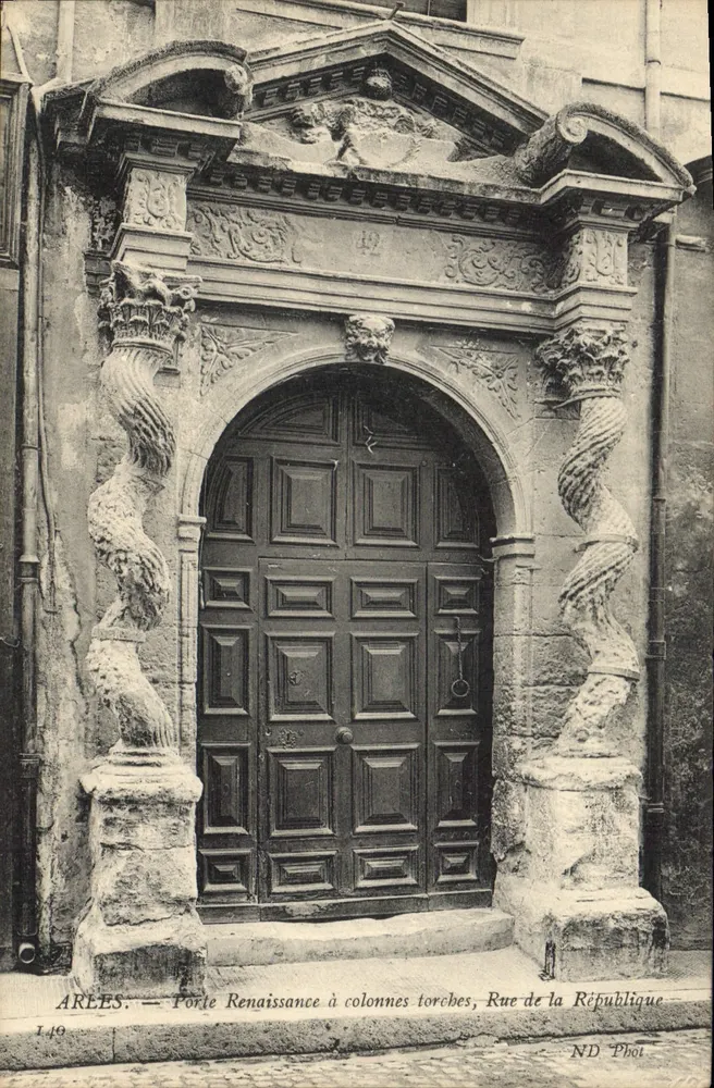 Arles — Renaissance-Tor mit Toroben-Säulen, Rue de la République — ND Phot - Vorderseite