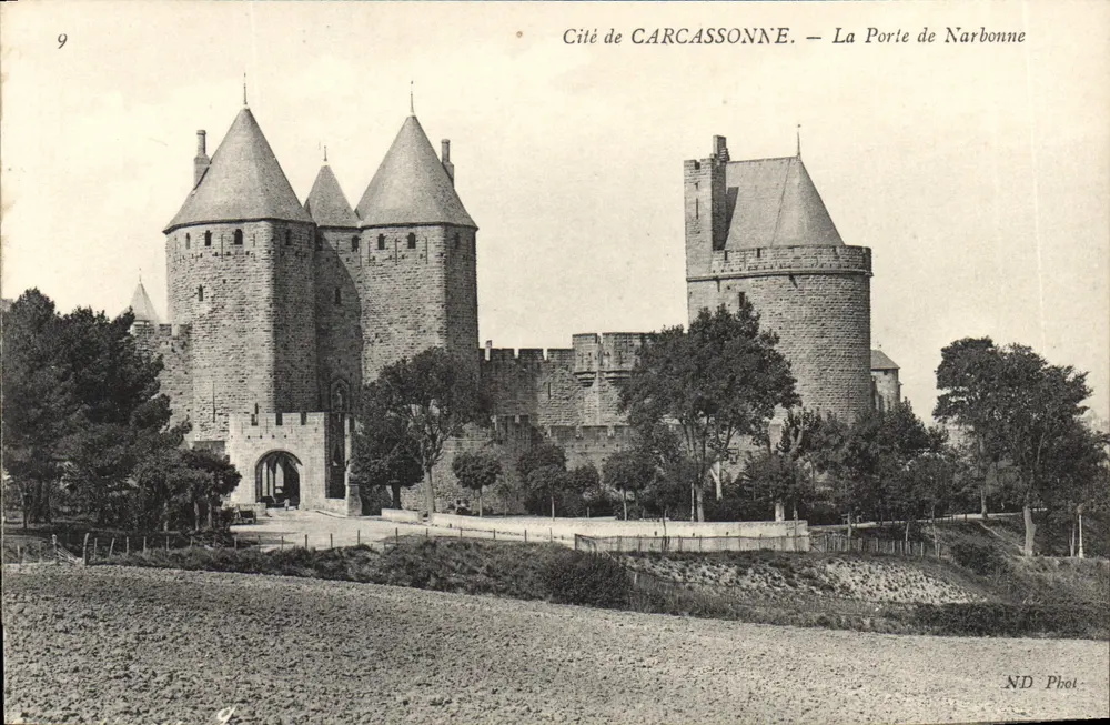 Cidade de CARCASSONNE. — A Porta de Narbonne — ND Phot. - Frente