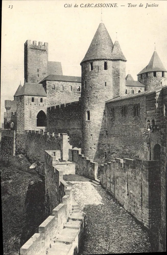 Cidade de CARCASSONNE. — Torre da Justiça - Frente