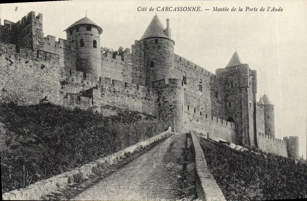 Cidade de CARCASSONNE — Subida da Porta de l'Aude - Frente