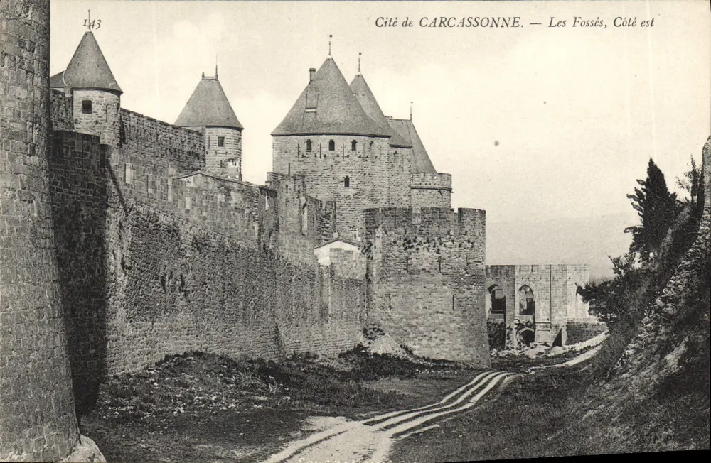 Cidade de CARCASSONNE — Os Fossos, Lado leste — Editor desconhecido, n° 143 - Frente