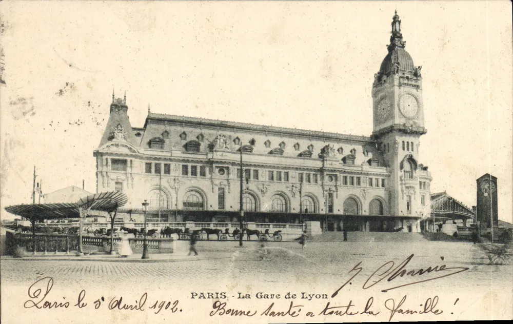 Paris - A Estação de Lyon — visão do edifício com seu relógio — editor não visível - Frente