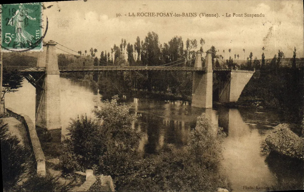La Roche-Posay-les-Bains (Vienne) — Der Hängebrücke — Foto: Laming - Vorderseite