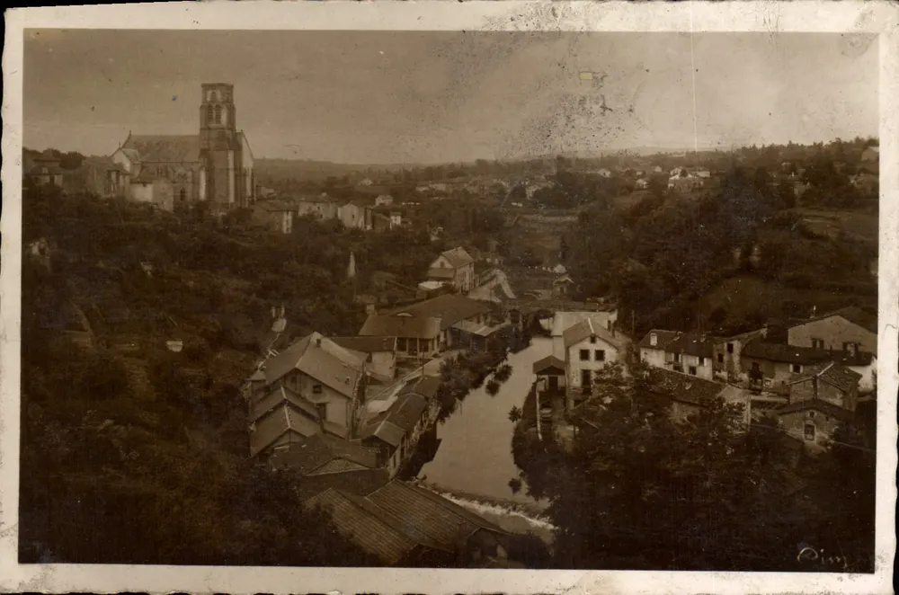 Bellac (Haute-Vienne) — Panoramablick mit Kirche und Wasserlauf — Verlag Rénin - Vorderseite