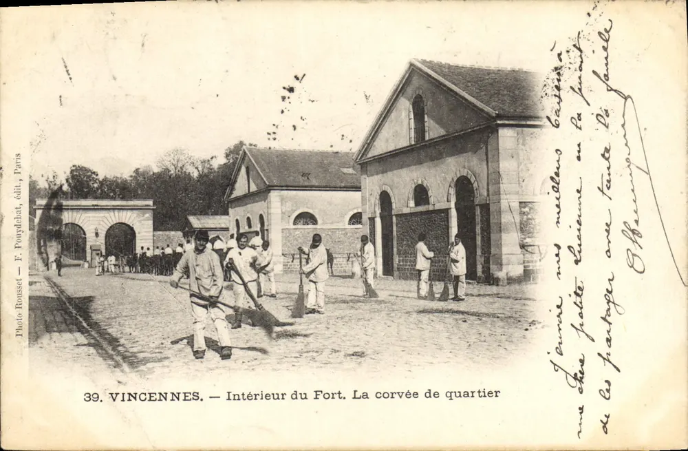 Vincennes — Innenansicht des Forts. Die Quartierarbeit — Foto Bonnset, Verlag F. Ponychiat, Paris, Nr. 39 - Vorderseite