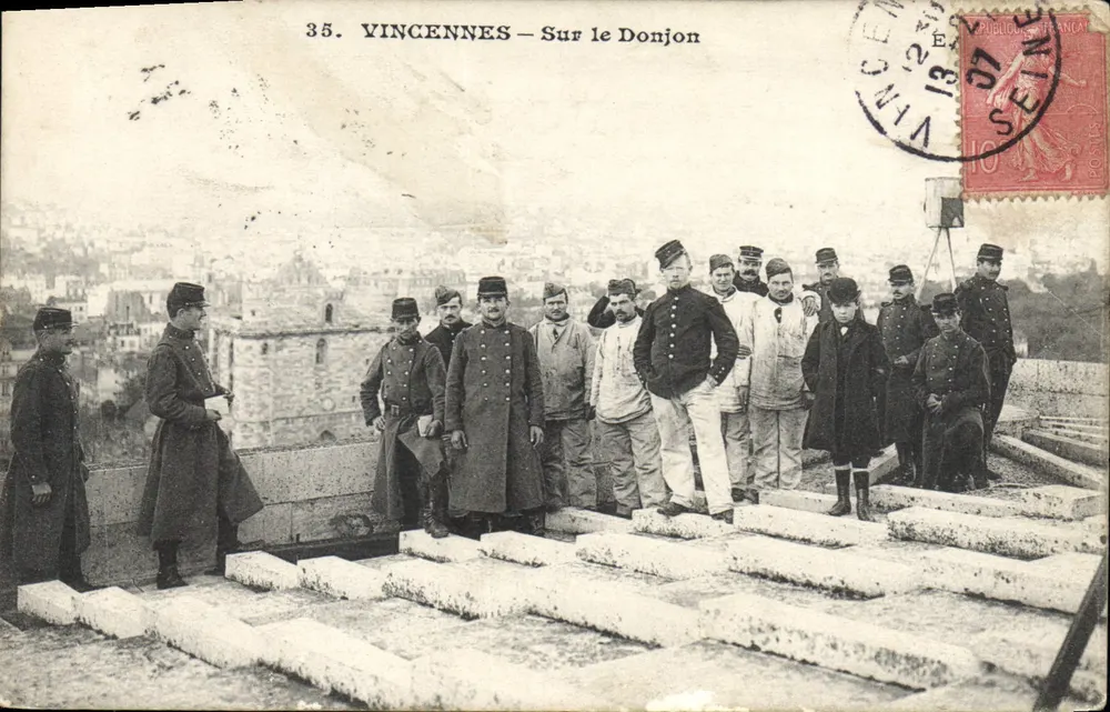 Vincennes — Sobre o Donjon — E. Malcuit, fotógrafo-editor, Paris - Frente