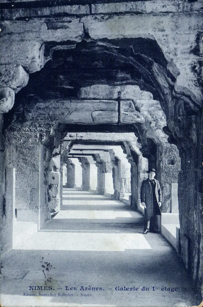 Nîmes — Les Arènes — Galeria do primeiro andar — Edição Nouvelles Galeries - Frente