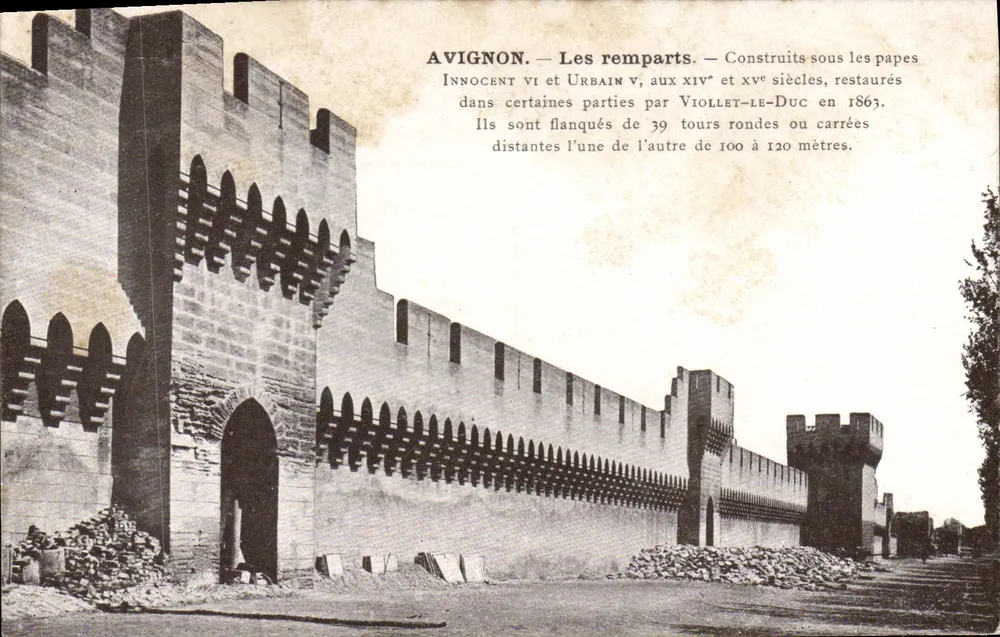 Avignon — Os muros — Construídos sob os papas Inocêncio VI e Urbano V, restaurados por Viollet-le-Duc em 1863 - Frente
