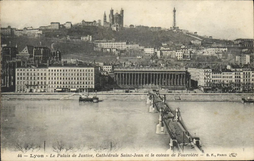 Lyon — Le Palais de Justice, Cathédrale Saint-Jean et le coteau de Fourvière — B.F., PARIS - Recto