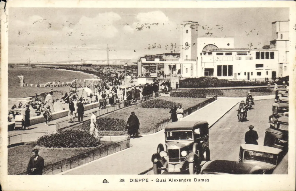 Dieppe — Quai Alexandre Dumas — vista do cais e do edifício com multidão e veículos — editor Cn des Arts Photomécanique, n°38 - Frente