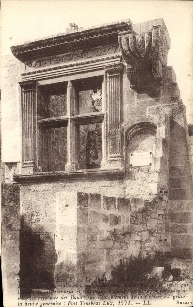 Le Baux — Resto de um canto de parede do século XVII, com inscrição gravada Post Tenebras Lux, 1571 — Select - Frente