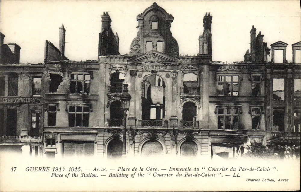 Arras — Ruinas de la estación — Edificio del 'Courrier du Pas-de-Calais' — Charles Ledieu, Arras - Anverso