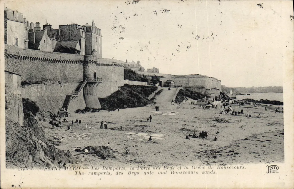 Saint-Malo — I bastioni, la Porta dei Bays e la spiaggia di Bouscours — IND Phot. - Recto