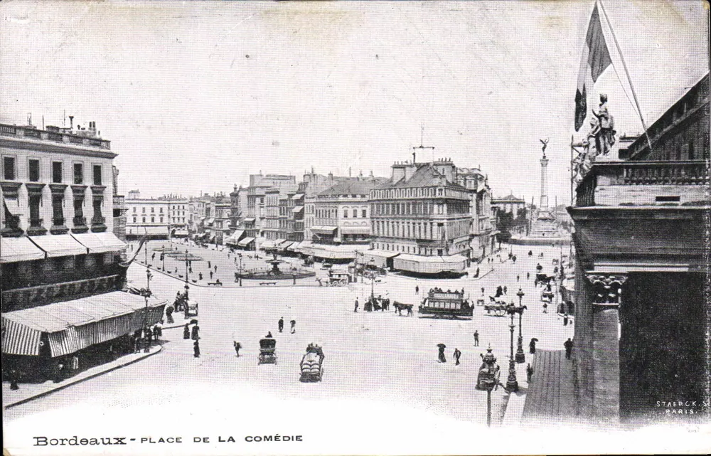 Bordeaux - Place de la Comédie — vista panorâmica com fonte e trêmio — editor Staerck, Paris - Frente