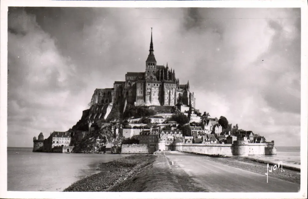 O Monte Santo Michel — A chegada — Les Éditions d'Art Martel, Paris - Frente