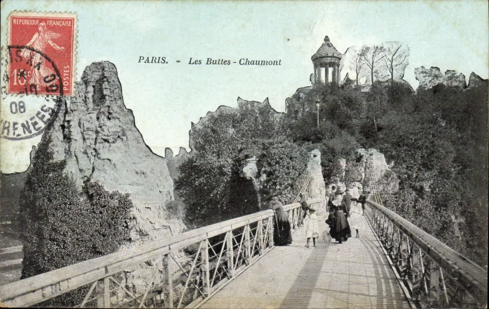 PARIS - Les Buttes-Chaumont — vista do ponte e do templo - Frente