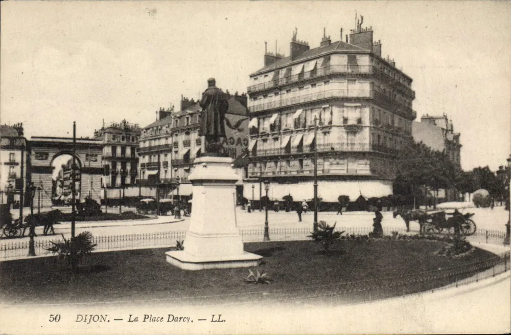 Dijon — A Praça Darcy — LL. n°50 - Frente