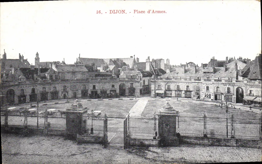 Dijon - Praça das Armas — vista panorâmica — editor desconhecido, n° 16 - Frente