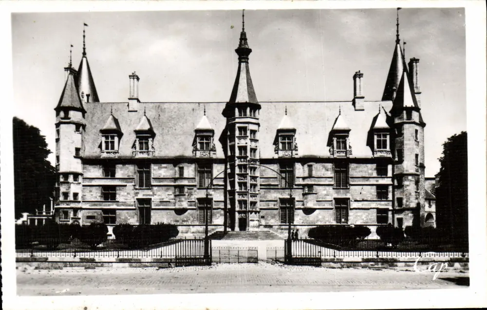 Nevers — O Palácio Ducal — Editor Réal-Philo, Paris - Frente