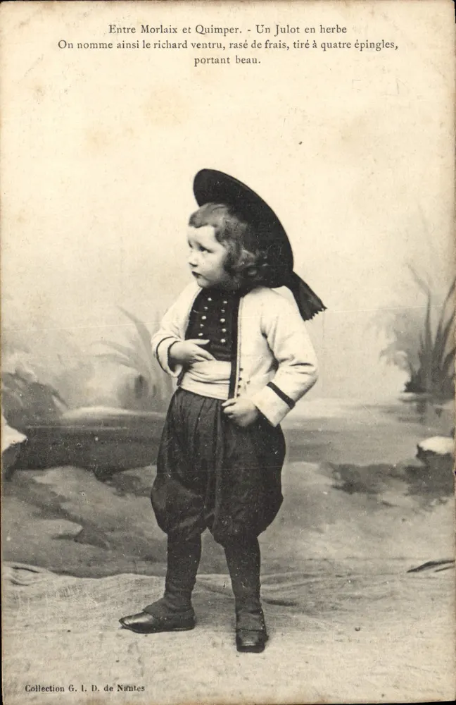 Kind im traditionellen Kleid — Zwischen Morlaix und Quimper — Sammlung G. I. D. de Nantes - Vorderseite