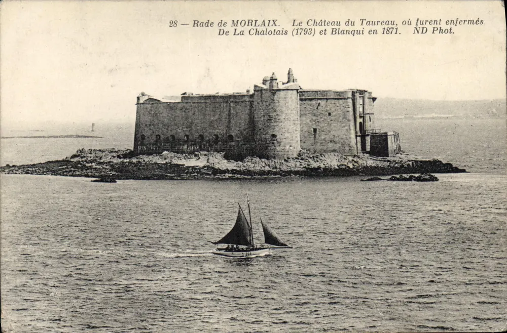 Rade de Morlaix — O Castelo do Touro, prisão de La Chalotais (1793) e Blanqui (1871) — ND Fot. - Frente