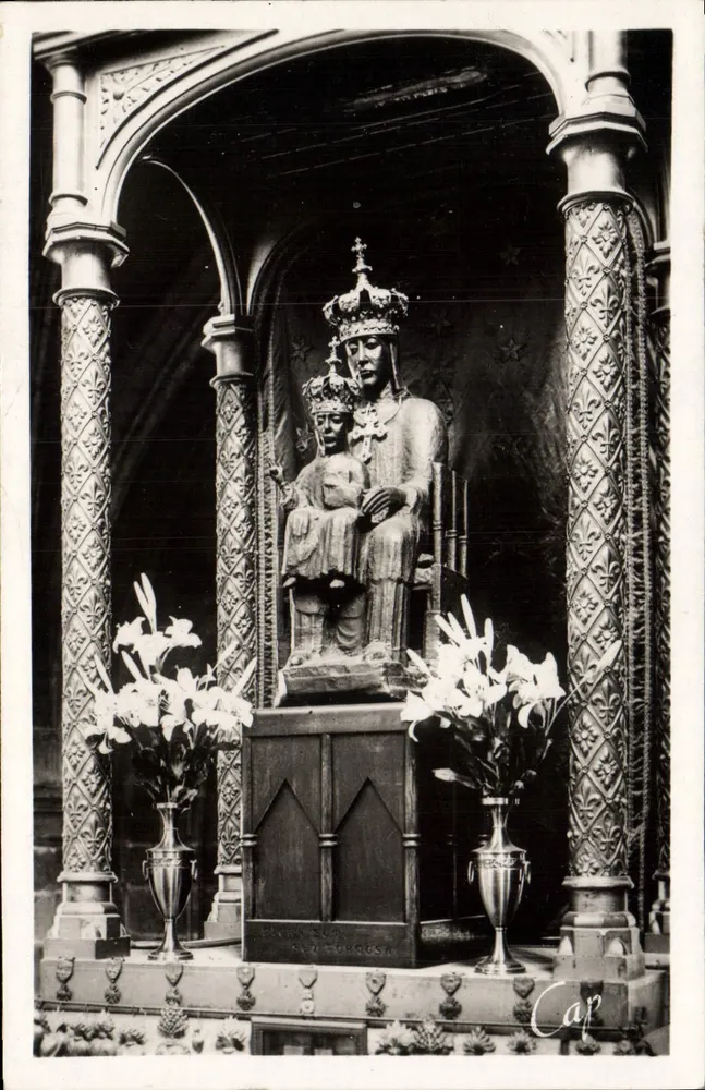 A Virgem Negra — estátua coroada — obras de Armand Calliat - Frente