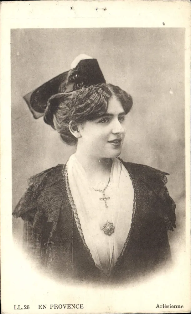 Femme en costume d'Arlésienne — portrait studio — LL.26 EN PROVENCE, éditeur LL.26 - Frente