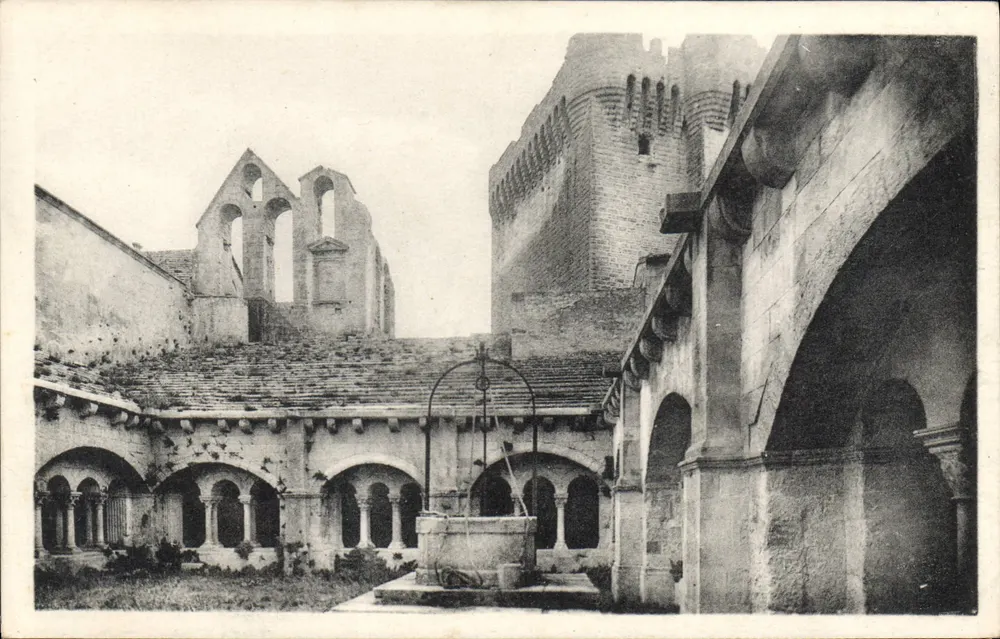 Montmajour — Cour do Claustro e Torre — Photo George - Frente