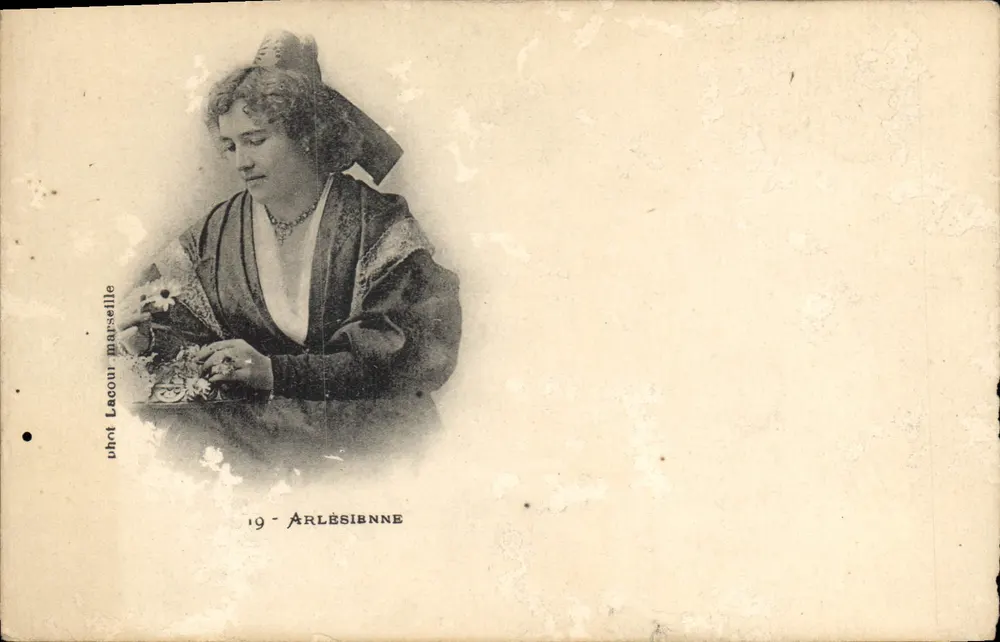 Femme en costume arlésien — scène de broderie — phot. Lacour, Marseille, n°19 - Frente