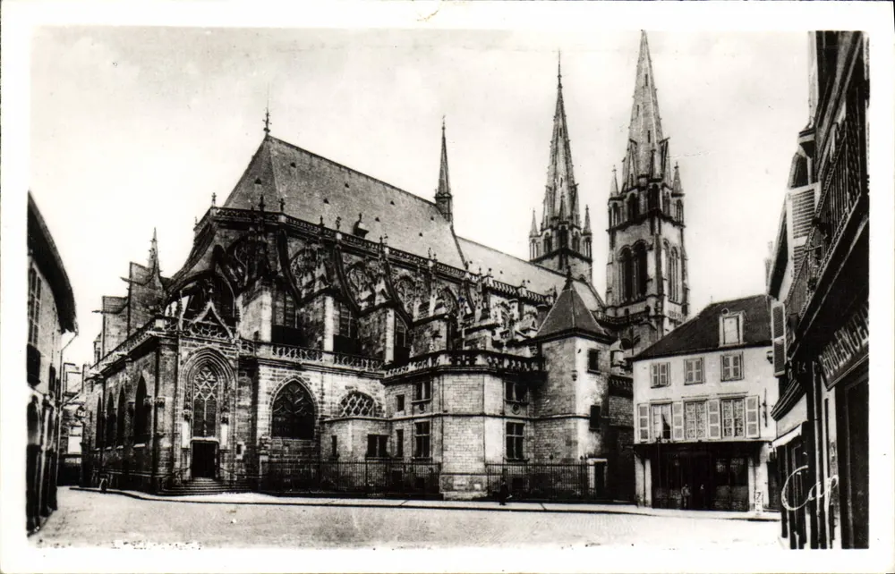 Moinho — A Abside da Catedral — Cap - Frente