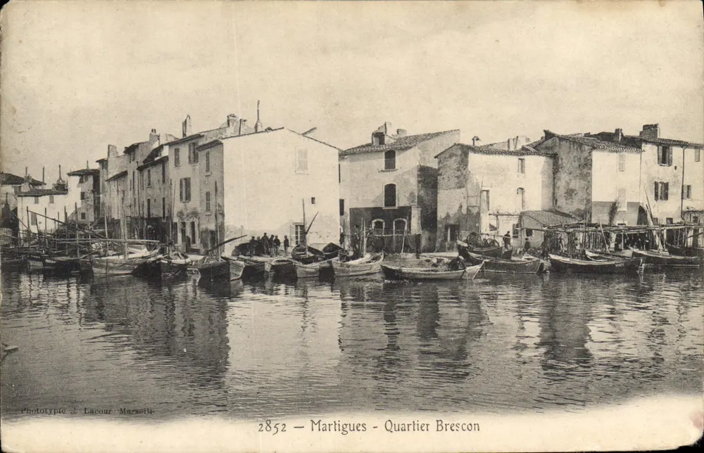 Martigues - Bairro Brescon — vista dos quais e dos barcos — Fototipia J. Lacour, Marselha, n°2852 - Frente