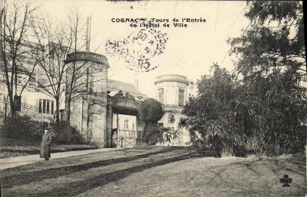 Cognac — Eingangstürme des Rathauses - Vorderseite
