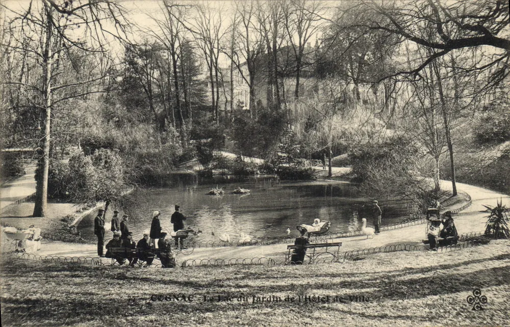 Cognac — Der See im Garten des Rathauses - Vorderseite