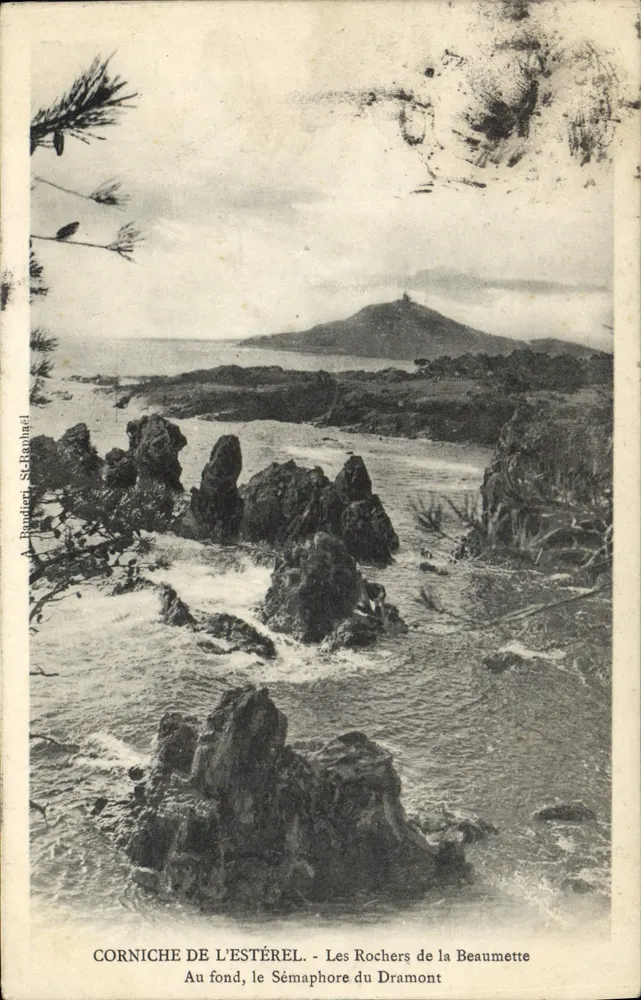 Corniche do Estérel — Os Rochos da Beaumette — No fundo, o Sémaphore do Dramont — A. Baudieri, St-Raphaël - Frente